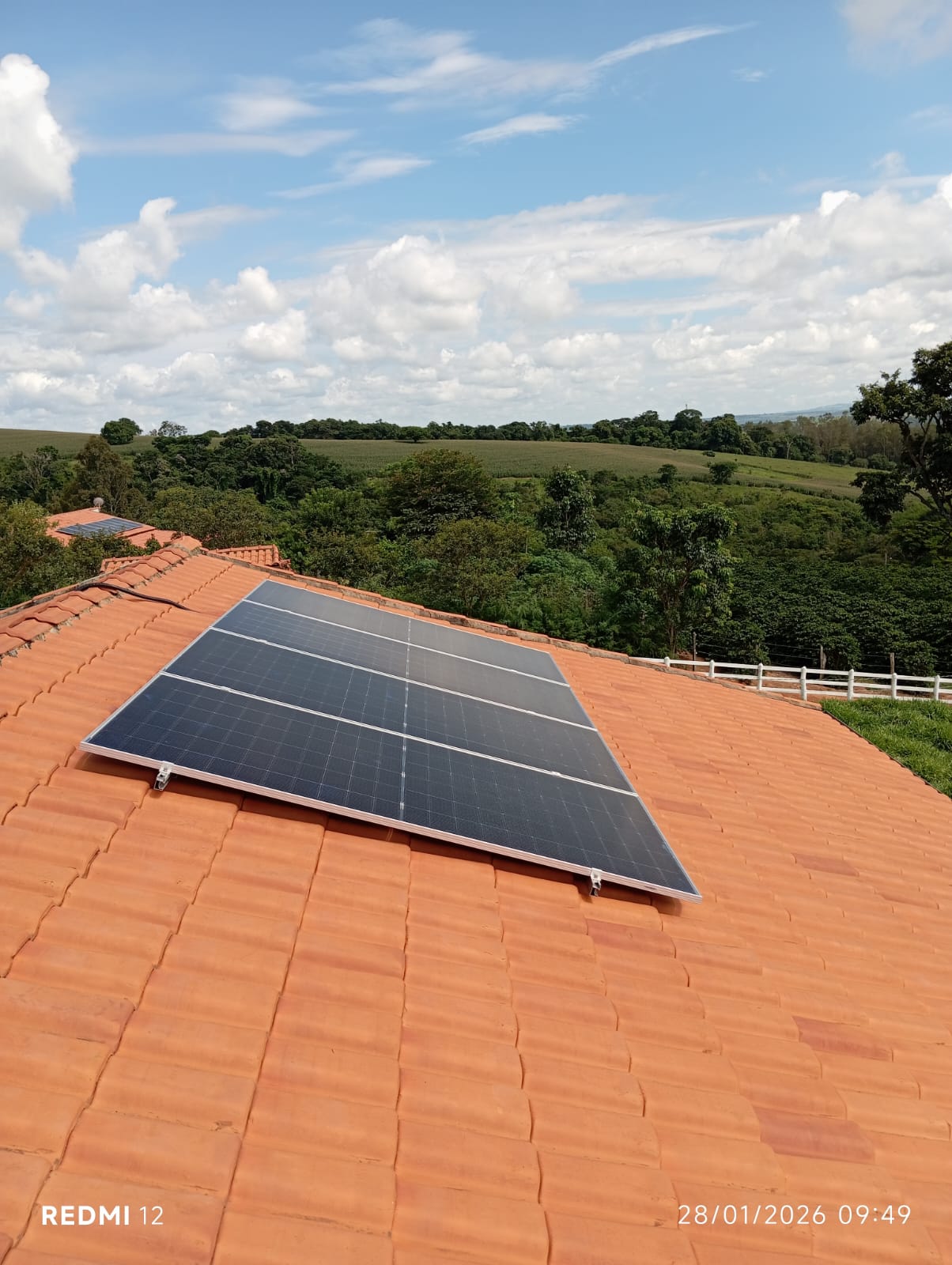 Painéis solares em telhado residencial