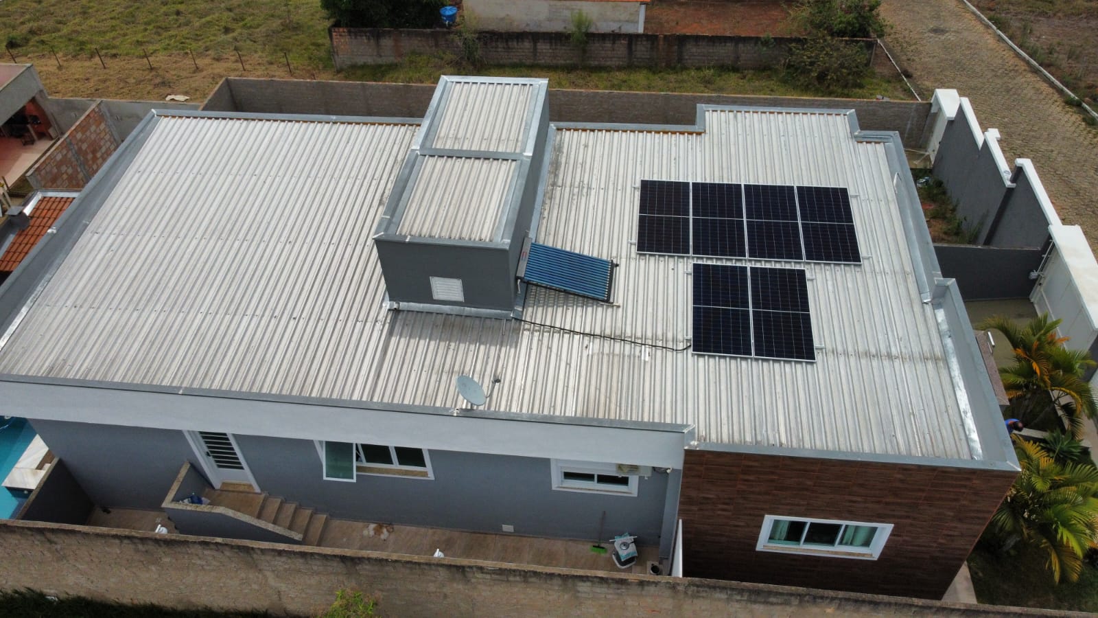 Residência moderna com painéis solares