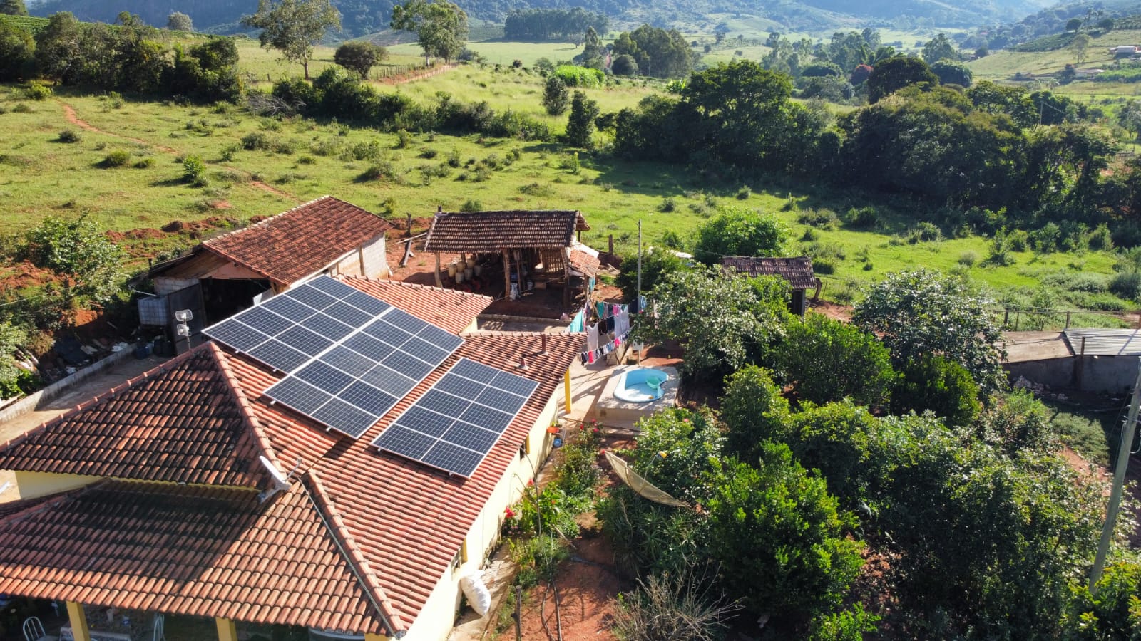 Casa rural cercada de natureza com painéis