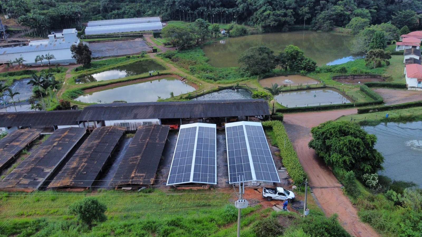 Sistema solar em propriedade rural com lagoas